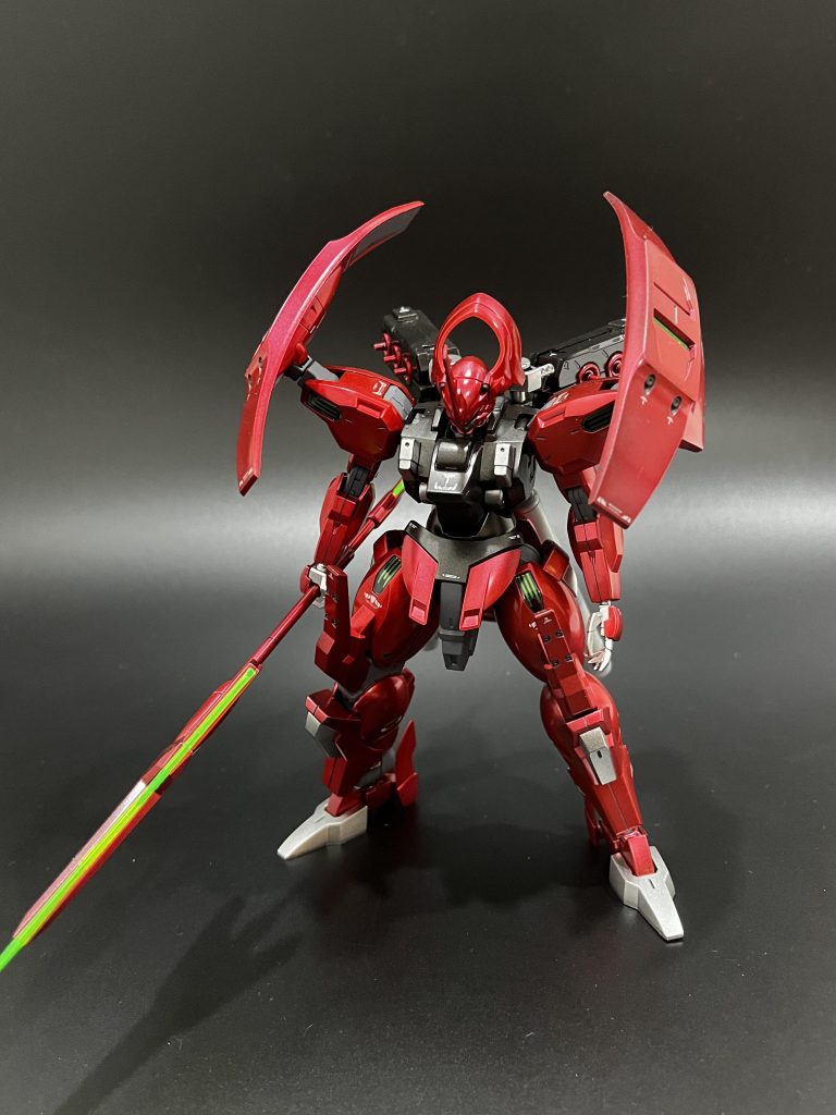 地に立つとバランスが微妙に感じます。付属のスタンドで浮かせて飾るほうがカッコいいですね。下半身をジ・オやメッサーF02型のようなゴリゴリにミキシングしたら、好みにより近づくかも??