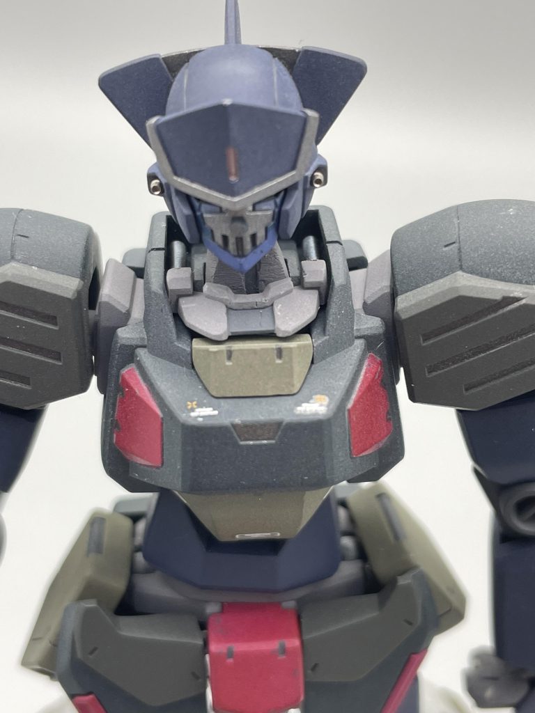 頭はかなり下まで向けるものの胴体に埋まって見えなくなってしまっていたので、首PCパーツを延長・大型化。結果として首元が寂しくなってしまった為、脇をスプリング・ワイヤーを使った動力パイプ、前方を30mmカスタムヘッドパーツのチンガードを首元装甲として見立てて改造したもので隠しました。