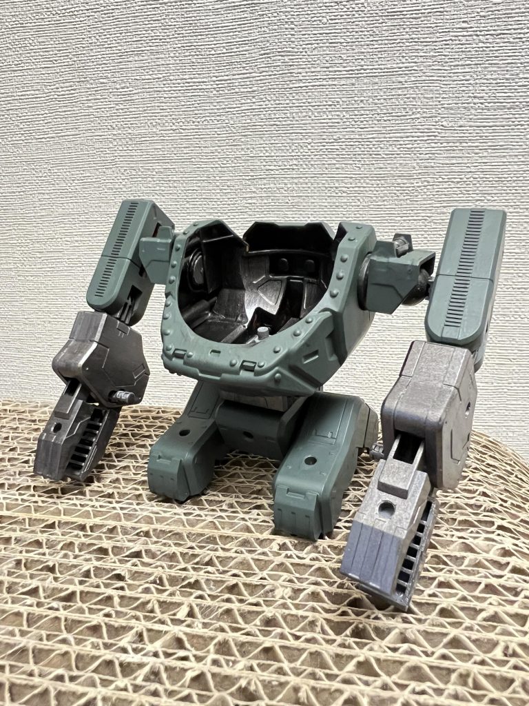 色を塗って、線香リベット打ち込んでます。ここから汚しまくりました。