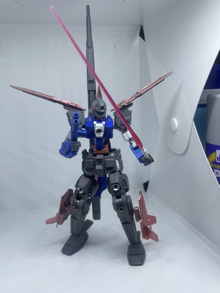 近接格闘用にビームサーベルを内装、ジムコマンドの頭部を流用しているので広い視角と索敵能力を有している。