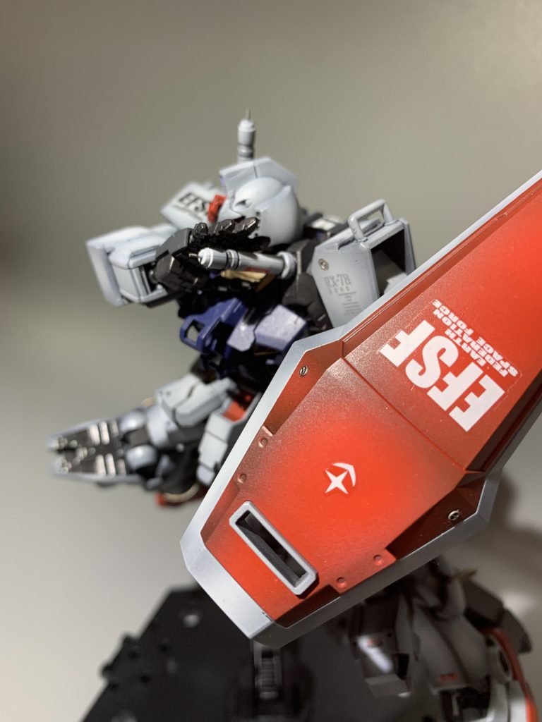 お気に入りポイントです！ビームサーベルが前にスライドして掴めるようにしています。