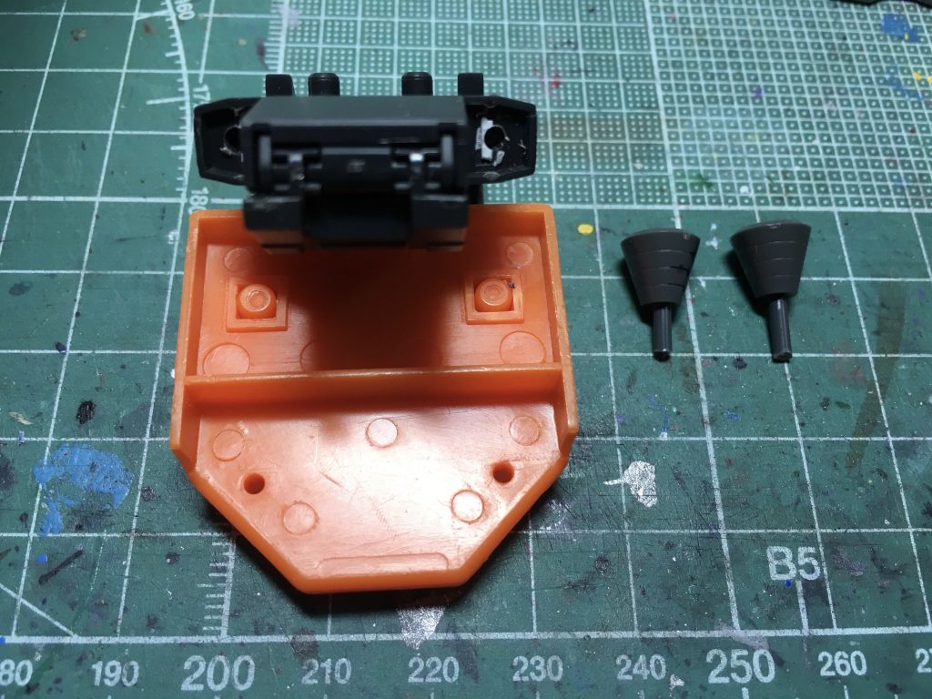 　余剰になる陸戦型ガンダムのバックパックは上部から側面の合わせ目を消して、バーニアは元の取り付け穴をプラ板を突っ込んで埋めました。その後2.5mm径のランナーでコトブキヤのM.S.G「丸バーニア」を接続。元のバーニアより少し大きめになりました。