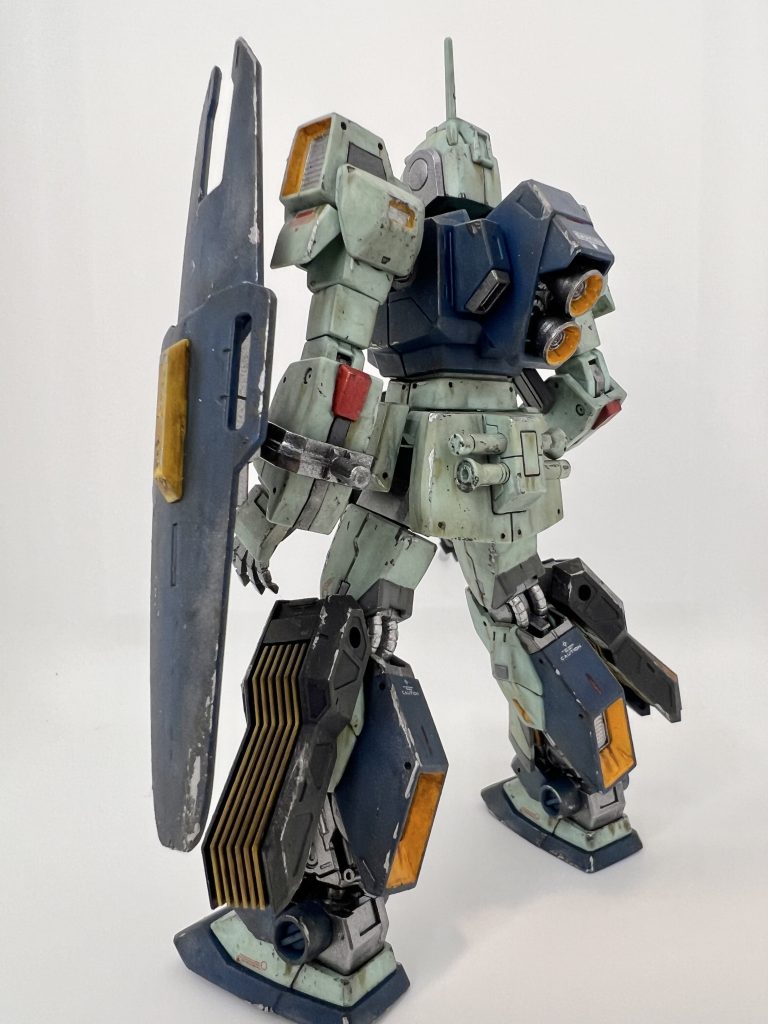 今回、初めてウェザリングマスターでYouTube を参考にやってみたのですが、パーツが割れまくる大失敗。。接着したり、軽いヒビはそのままにしています。シールド上部も真ん中でキレイに割れてしまいました、、その他のウェザリング塗装も希釈が甘くてべっとり付着してしまったり、スポンジ交換ケチって上手くいかなかったり、全然上手くいかなかったですが、今後の勉強にはなりました。次はちゃんとやります。。