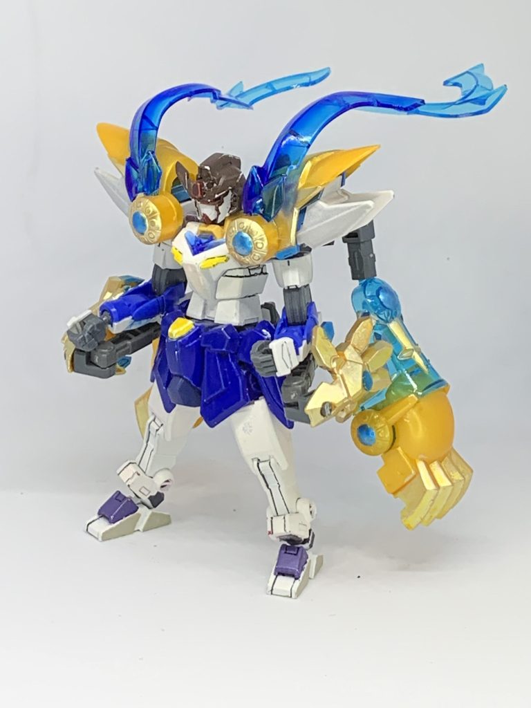 白虎将モード第一形態。肩アーマーはアースリィのものをつけています。金部分はガンダムマーカーホワイトゴールド、ブルーはガンダムメタブルー、アースリィの肩のみ月光蝶ホロシルバーも使っています。牙や爪のイメージ。