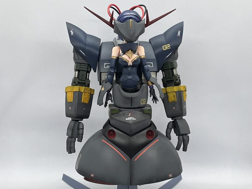 戦災孤児だった少女がジオンのNT研究機関に才能を見出され開発中のモビルスーツ、ジオングを装備した姿…という設定。ジオングの特徴的なシルエットはそのままにしたかったので、少女の上半身をジオングの下半身から生やして、バックパックとしてジオングの上半身を背負わせています。