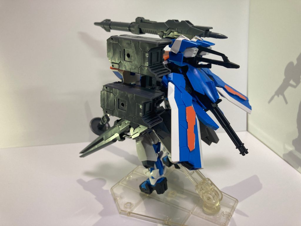 ミサイルポッドと干渉しないようタクティカルアームズをマウントしているパーツはフレキシブルに稼働