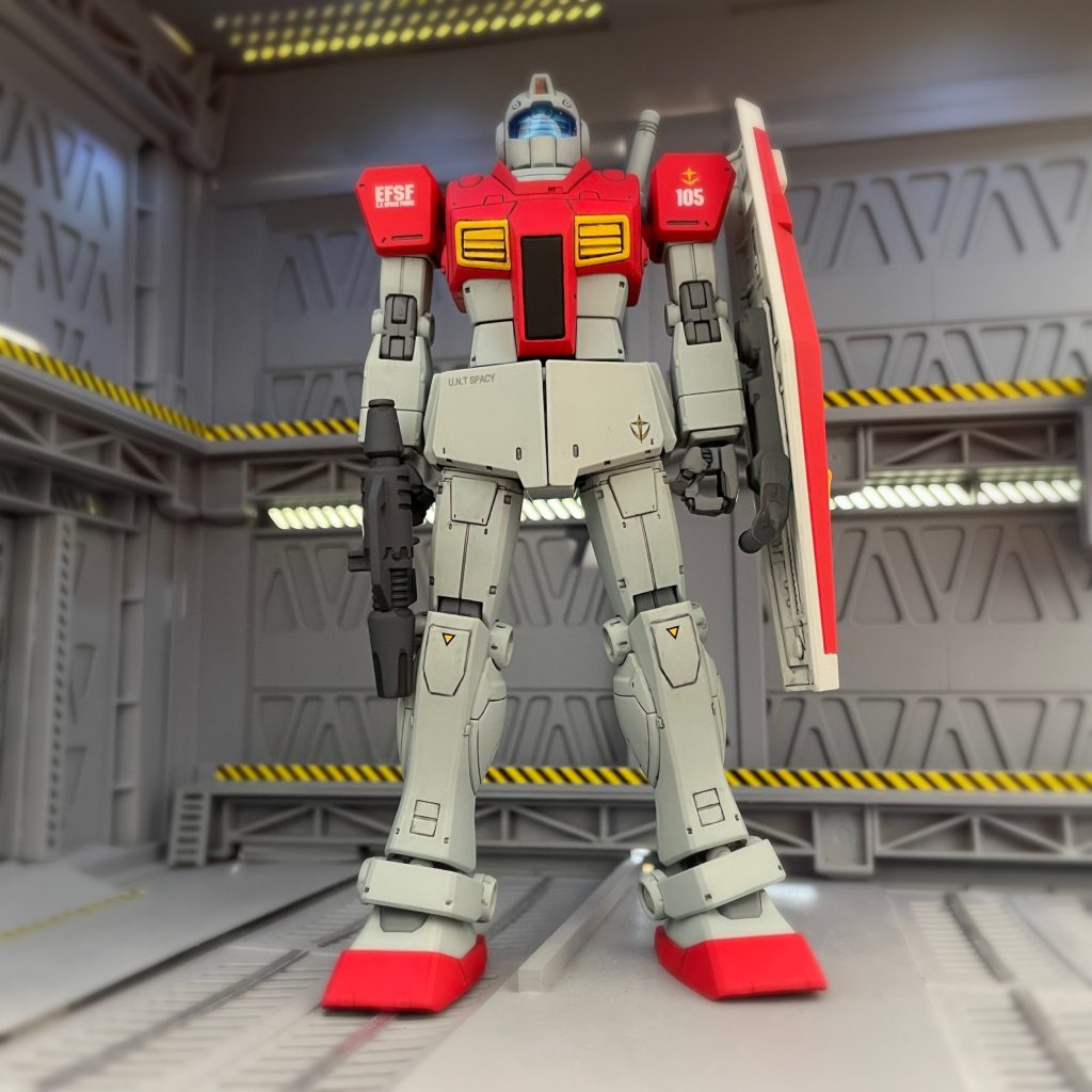 ガードカスタムの胸部ダクトは縦スリットでノーマルジムとは違うのでプラ板とスジボリで横スリットに加工しましたジムは素立ちが良く合いますね