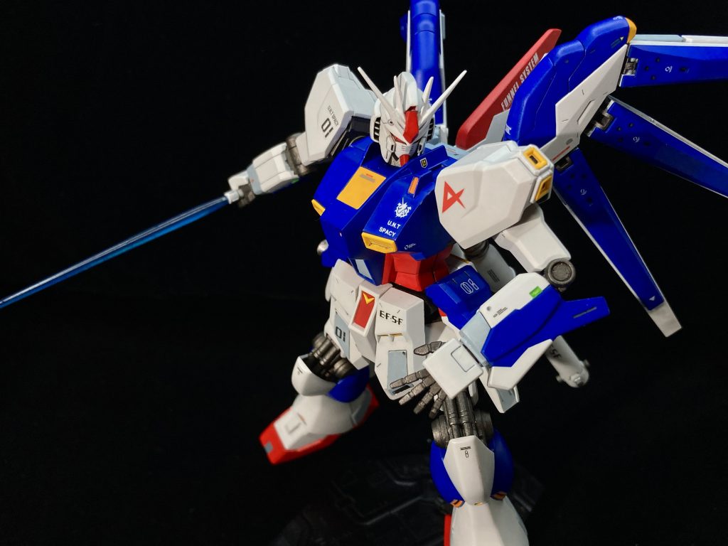 ミキシング前に組立済みの機体のバラシと塗装落としをする必要があった訳でして、νガンダムはマジックリン漬けで済みましたが、問題はラッカー塗装のHi-ν。ラッカーシンナー漬けで落とせるというネットの文献を信じてやってみたところ、手持ちのラッカーシンナーがタミヤだったのがどうも良くなかったみたいで。プラ表面が、白パーツが青みを帯びて、青パーツは白みを帯びた上で荒れに荒れてヒドい有様に笑　まぁどうせ表面処理するつもりだったから別に良いやと思ってましたが、クレオスのシンナー使っておけばもう少し楽に済んだのかもしれませんね。