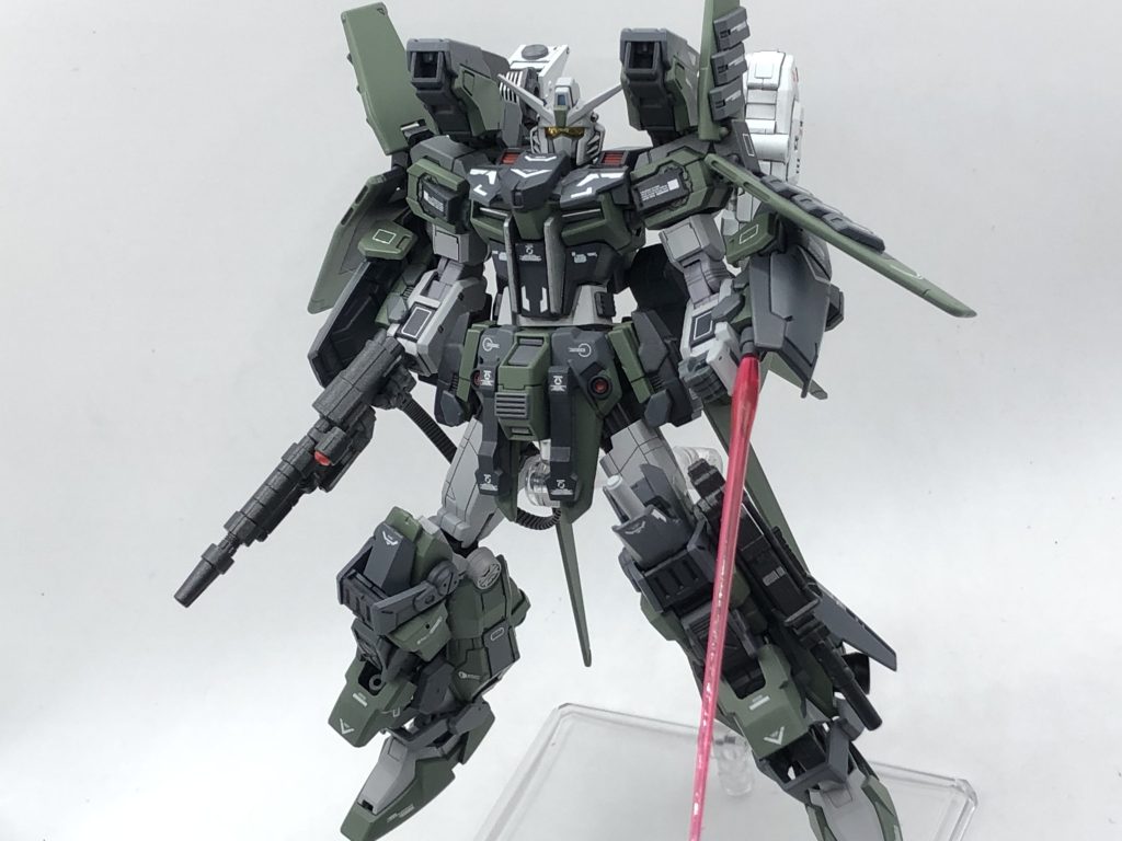 腕部ビームサーベル両腕に装備。