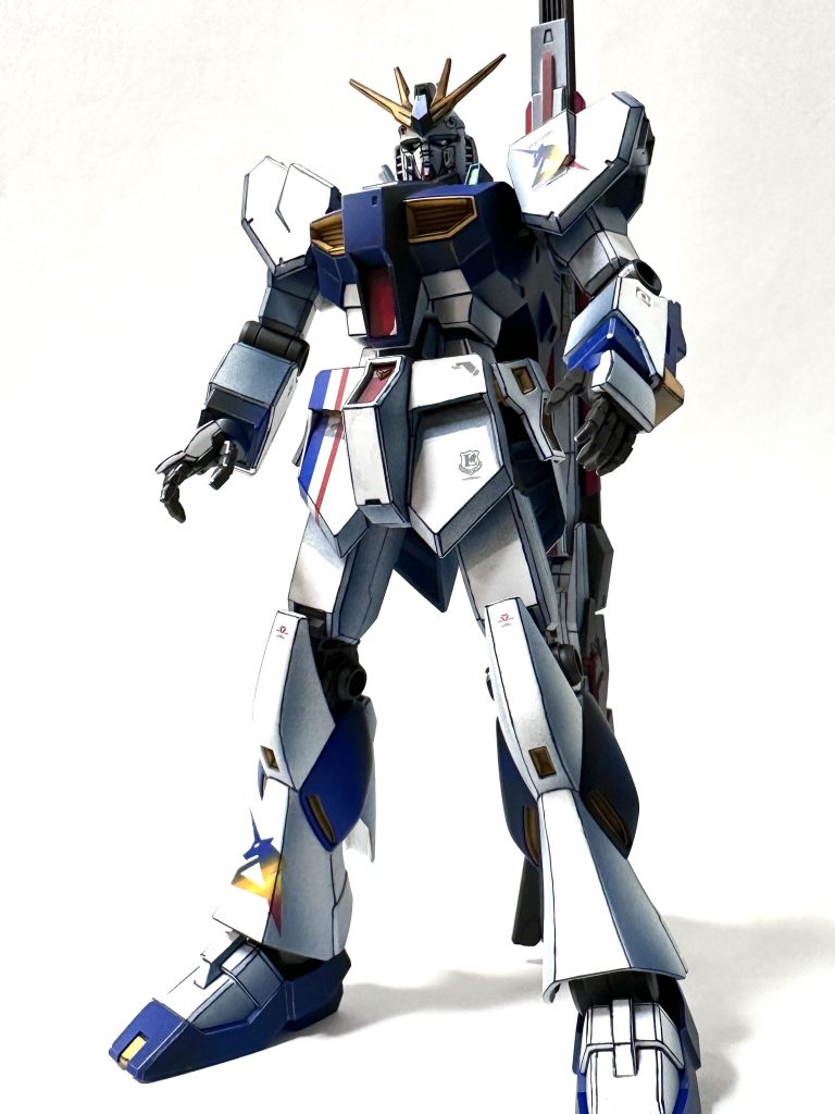 立像をイメージしたポーズで。実は1/144を作るのも初めてでした。νガンダムなので大きいですが。