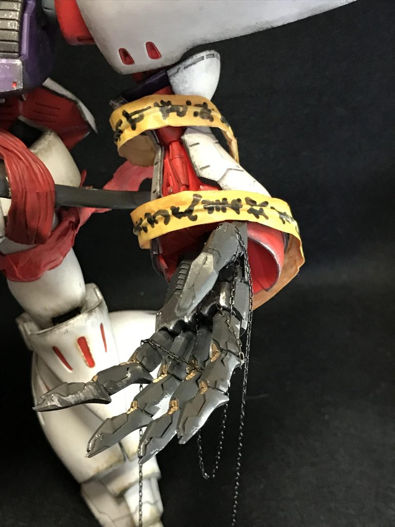 左腕に巻いてある呪文の様なのは、針金に両面からマスキングテープといつもの包装紙を貼り合わせてお経のような文字を書き込んで作製しました雑ですが腕に不思議パワーがみなぎって呪文を詠唱してるような感じになったのではないでしょうかそういえば昔、超能力で戦うロボがいましたね…弾劾王だっけか…そんなイメージ