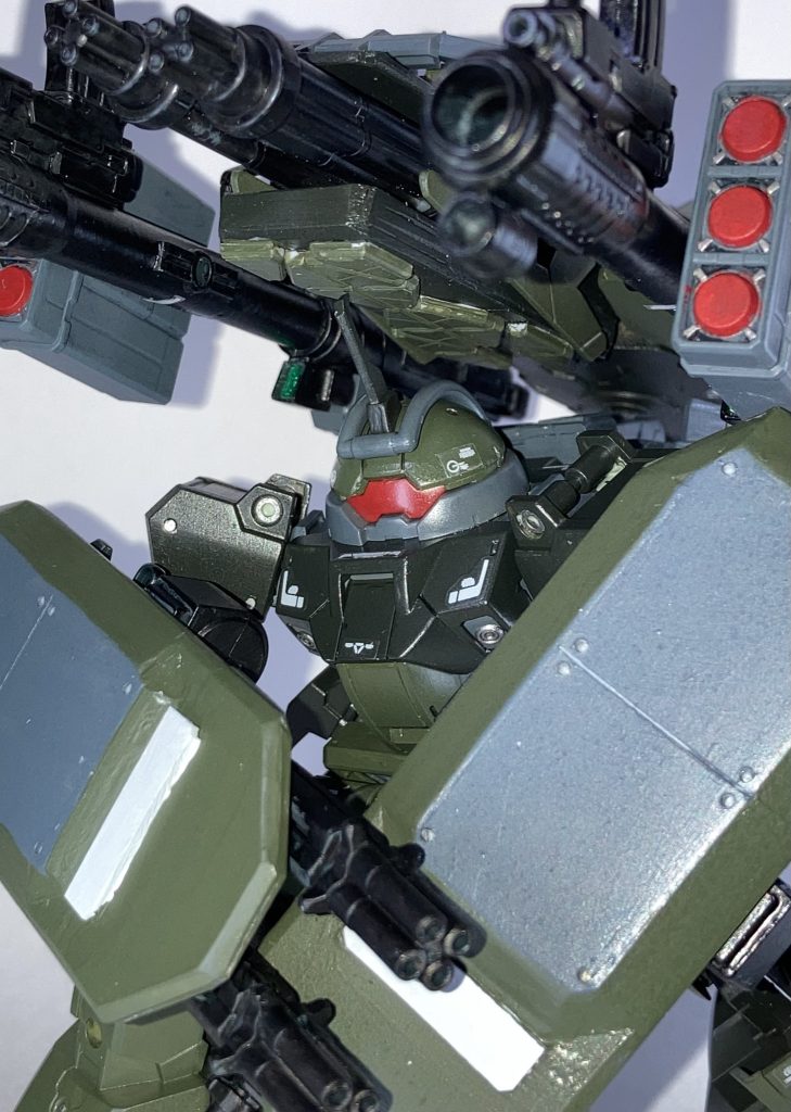 ◇ハイパーバズーカ×2・背面両サイドに取り付けられた武装。アーム稼働により全方位攻撃を可能としている。また、グレネードランチャー、3連ミサイルポッドを合わせて装着している。