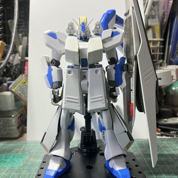 Hi-νガンダム HWS 製作14〜15日目肩アーマーの大型化と右腕部のマシンガンの形状変更しましたHGのマシンガンはマガジン丸見えMG、RGは装甲で隠れてましたから似たような感じにプラ板でマガジンを覆い被せました次はファンネルコンテナです♪（3枚目）