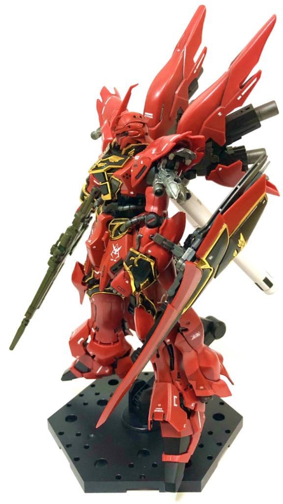 傷やヒケが目立たない箇所はインジェクションの滑らかな成型色のままで半光沢コートしてます。肩とリヤスカート、脚等目立つ箇所はサザビーレッド。フレーム前塗装です。脚のスラスターはシナンジュ用デカールを補填するためにスプリンター部分塗装。pooh熊谷兄貴さんの動画を見てやってみました。これを全体にするとフォーカスがスプリンターになるのでここだけに。