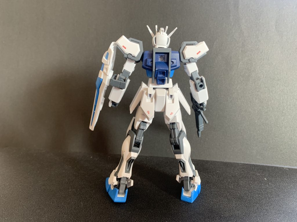 ガンダムマーカーエアブラシシステムを使用。関節のグレーや白い装甲部は缶スプレーでつや消しをふいてます。明るいブルーはガンダムブルー、濃いブルーはティターンズブルーです。