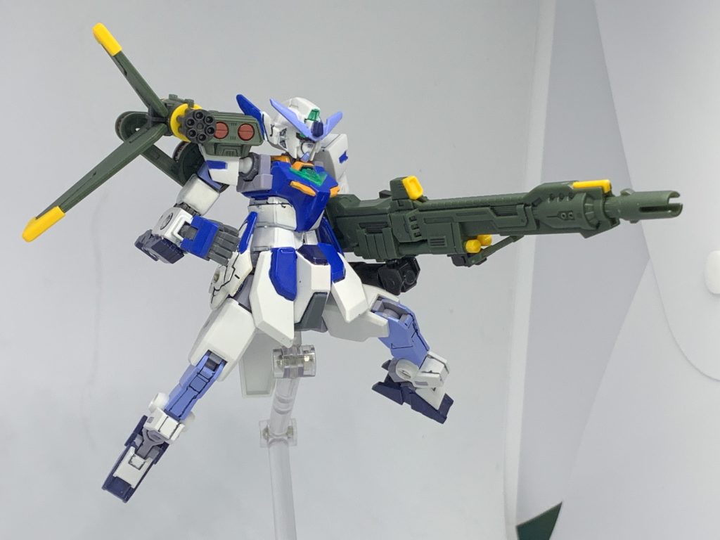 ランチャーシナスタジア。肩はネオジム接続です。脇部分のパーツを引き出さないと肩が干渉しやすいのが反省点。