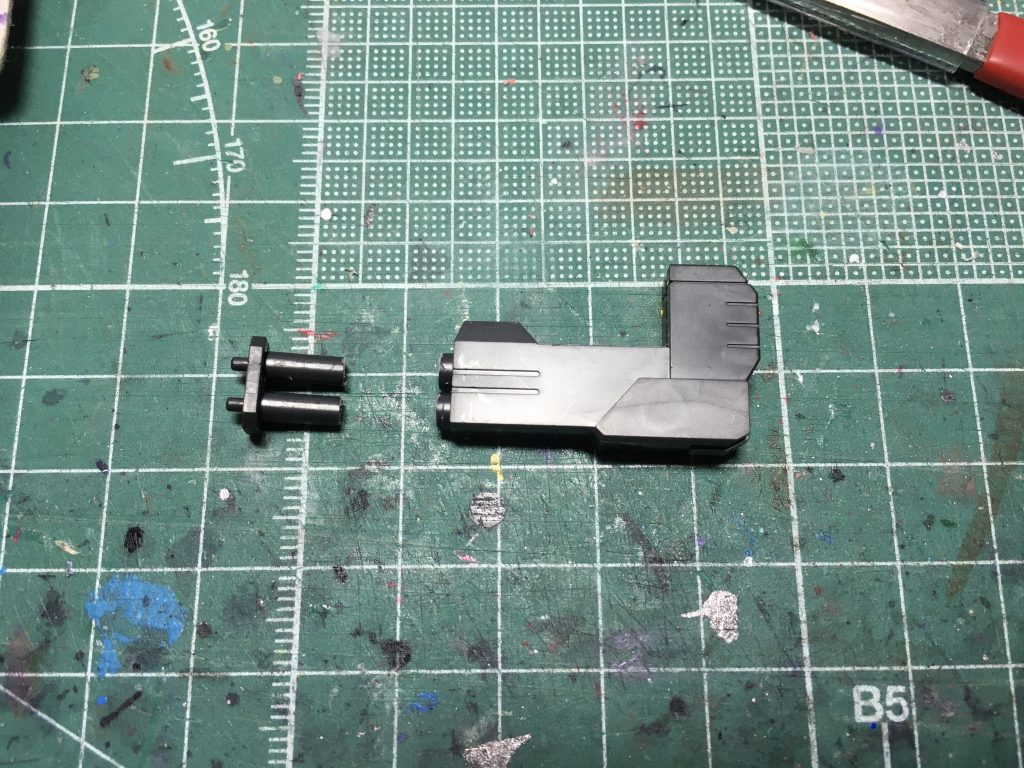 　2連装ロケット・バズーカは砲身の部分に合わせ目が来るので、これもエッチングソーで切り離して合わせ目を消してから真鍮線で再接続しています。