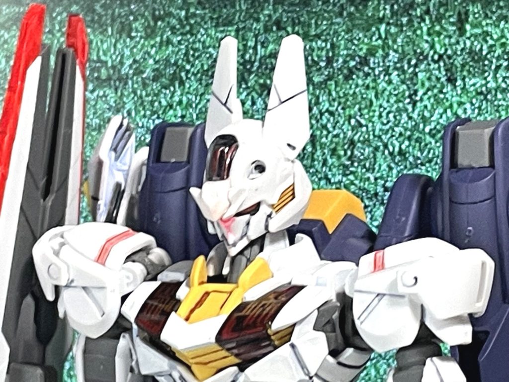 頭部は既存の角を廃して兎の耳を模したアンテナとしている。もし本機が決闘ルールで戦うならここを角として扱う。顔のピンクの部分は兎の鼻から口にかけてのイメージらしい。白兎なせいか目は常時赤い。ビームバルカンは通常通り使用できる。