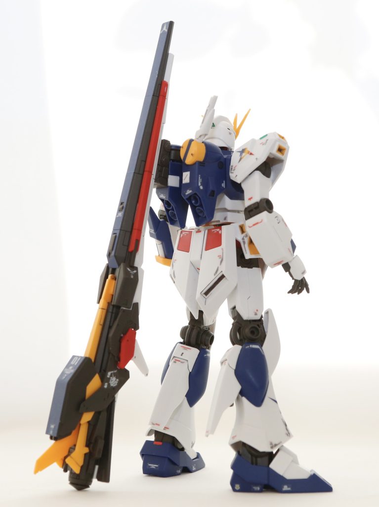 右斜め後ろから。ディテールアップするなら右腕前腕部は是非手を入れたいところ。