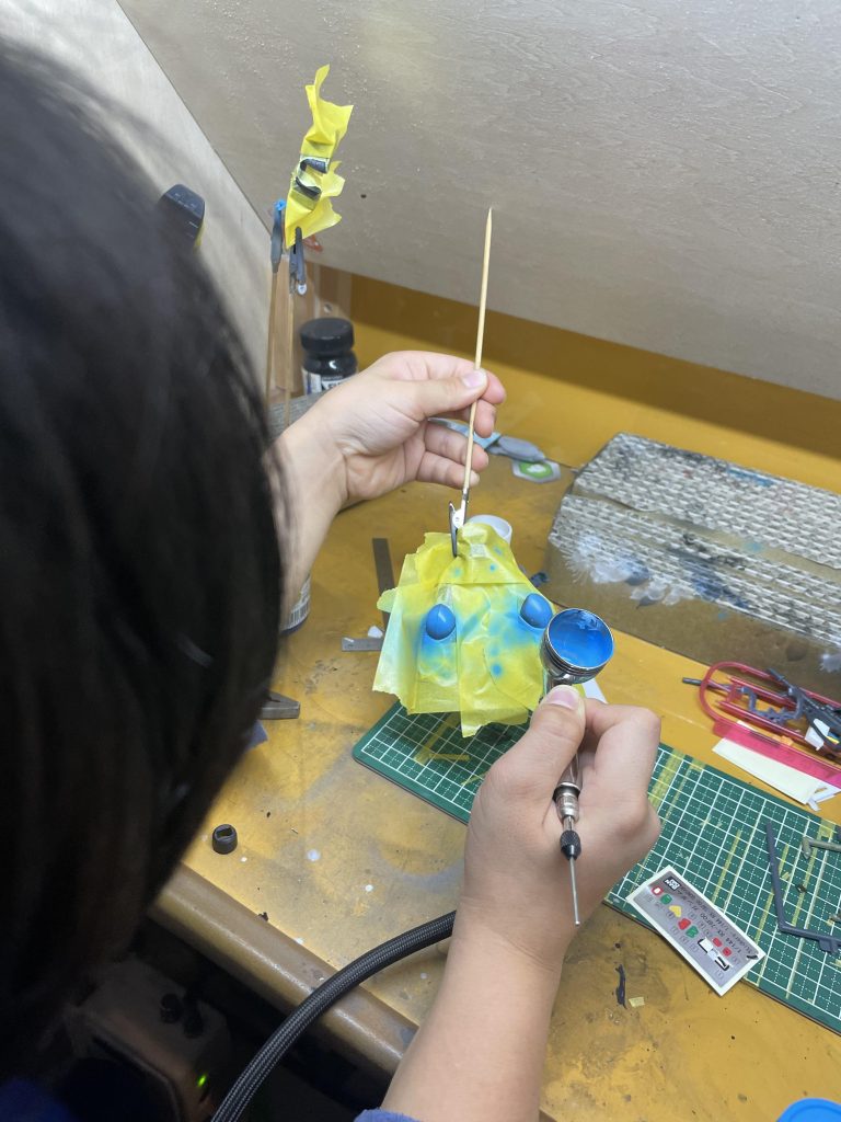 塗装中、、どうしても、近づいてしまうので、、、都度注意。「ピピィー!!寄っとる寄っとる!」あと、カップが傾く注意。。「ピピィー!!傾いとる傾いとる!」エアーブラシに集中し過ぎると近づく、、塗装部に気を取られると、、カップのバランスが崩れる。。。うむ、流石に小学2年にはむずいか、、、苦笑