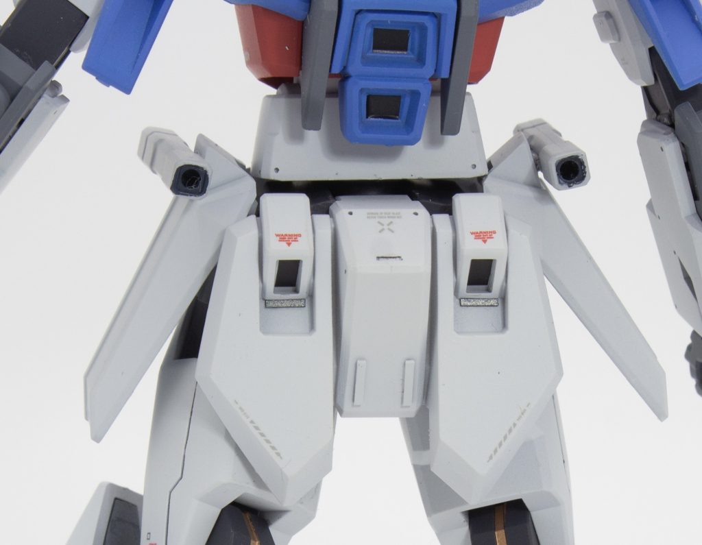 背面の各バーニアにはハセガワさんから発売中のフィニッシュシートつや消し黒を使用しています。頭部センサー同様塗装環境無しで使えるのが便利ですね。（やり直しも効きますし…）