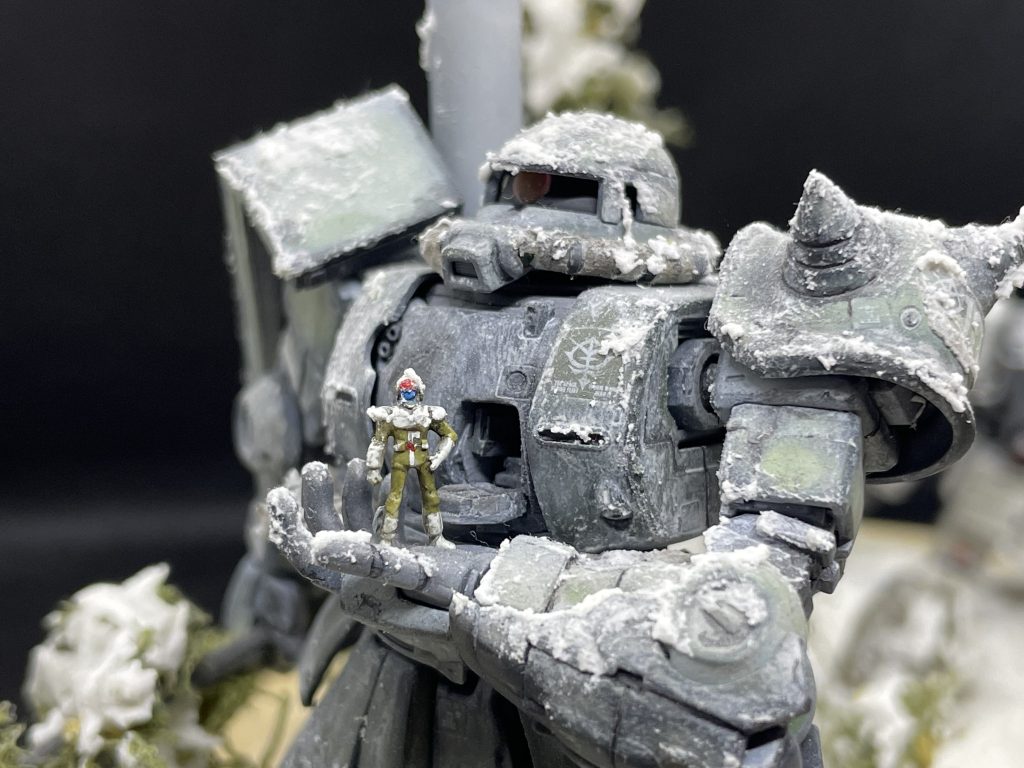 ザクはオリジンザクを使用しています。ハッチはカッターでこじ開けて、ジャンクで内部っぽい造形を作っています。