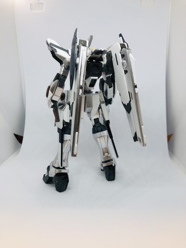 正面と背面。キット的にはラブファントムですが、設定ではストフリの改造機という設定です。デザインはストフリ+F91+ゴーストのイメージです。