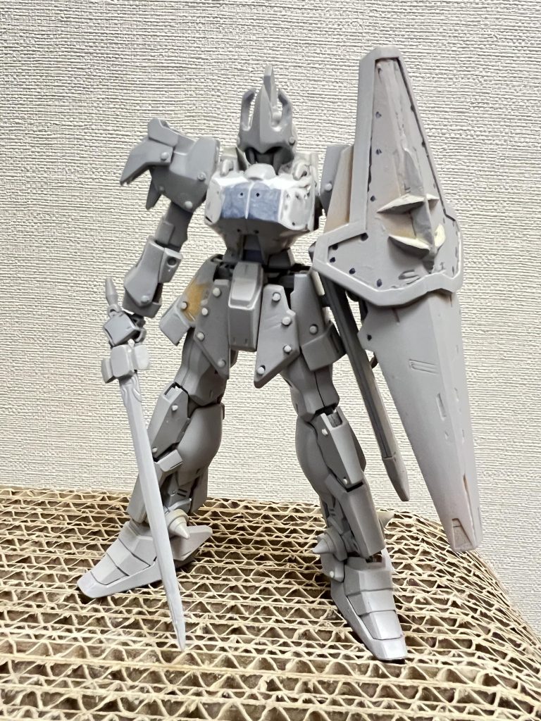 全身にリベットを追加。プラ板を突き刺して線香で炙るやり方で仕上げました。シールドは百式のバインダーをベースに使用してプラ板を使って整えています。