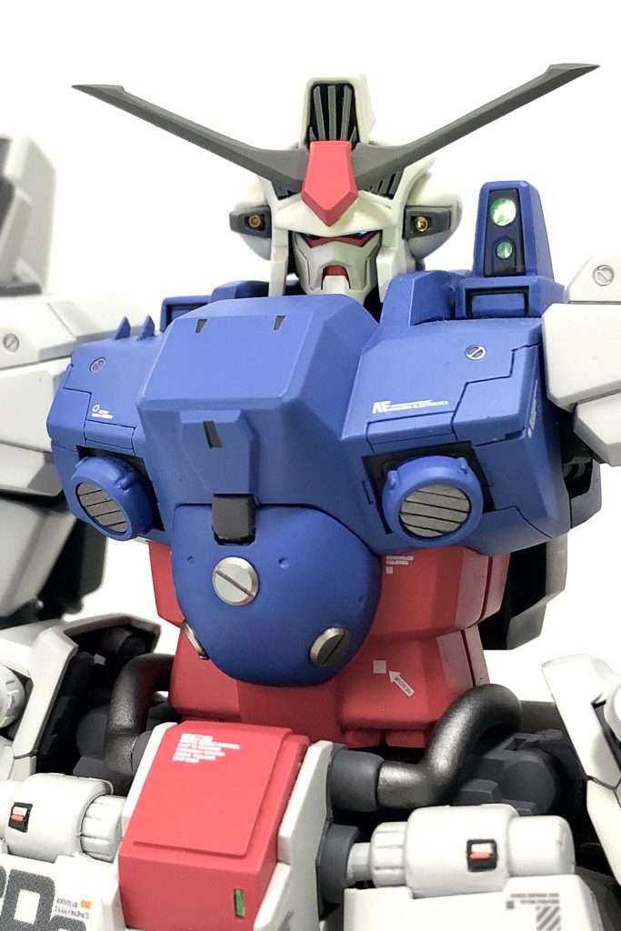 もうひとつのこだわりが顔。劇中第1話に出てくるガンダムなのに凶悪な顔の印象が理想なので、シルエットを少し横長に改修しつつ、ブレードアンテナはプラ板で自作。ツインアイや顎なども手を入れてます。