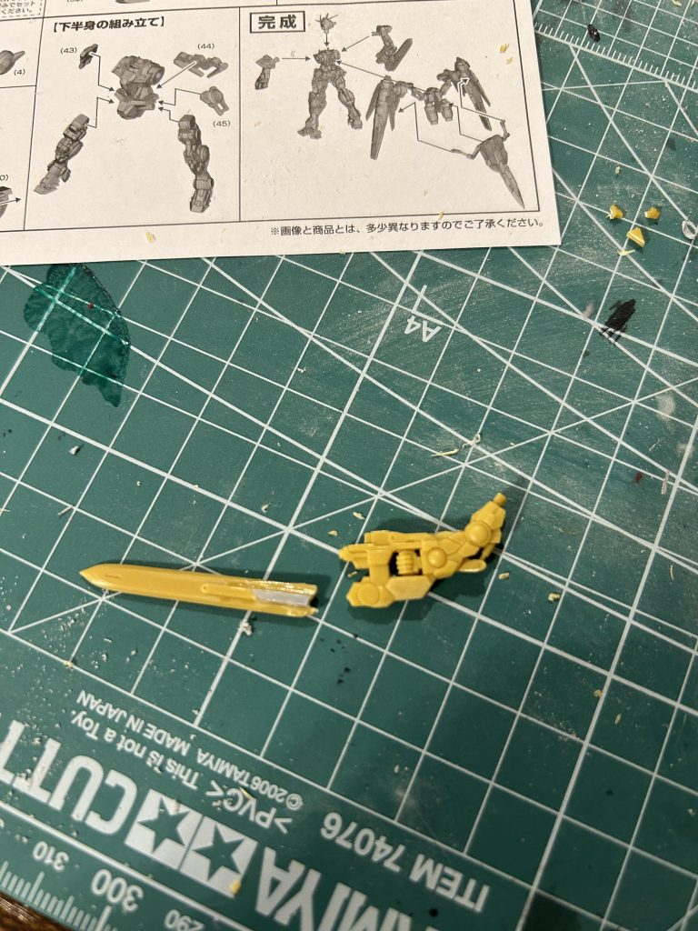 せっかく、かっちょええ武器があんのに何で展開させないんだろう、改造したれ!というのが発端でした。ABSなのでデザインナイフを押し付けたら簡単に切断できました。ランナーの平べったい部分を2枚接着して形を整えてGNソードに更に接着しました。白い部分はうっすいプラ板をカットして貼り付けてます。意外と簡単な工作なのでオススメですよ👍最後までご覧頂きありがとうございました♪