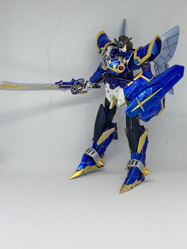 フルアーマー第二形態頭身アップ。脚はアニマリゼ+ジャスティスナイト。爪先は騎士スピナティオの膝アーマーから。剣は周瑜ヒャクシキ、盾はガンプラバトルアームアームズのメインパーツに初代ガンダム盾の星をつけてます。星はメッキシルバー→クリアイエローです。