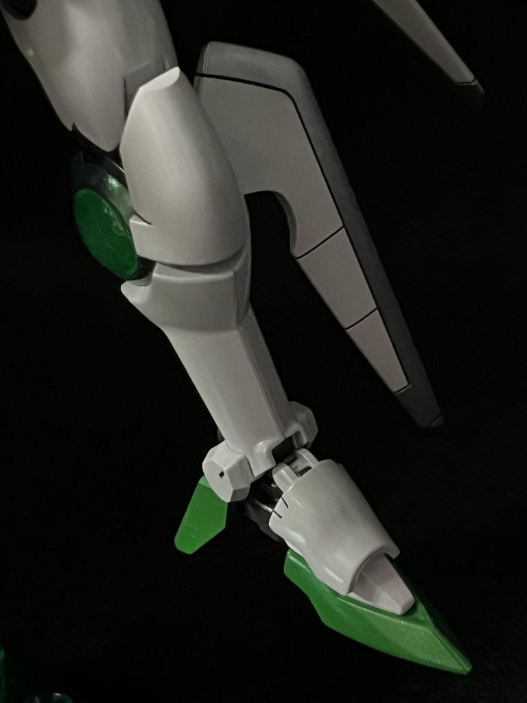 立体感が出ればと、羽のエッヂは全てシルバーに。膝のGNドライブもメカサフで塗り分け。マスキングが面倒でしたが、これはちゃんとやって良かったと思える部分です。
