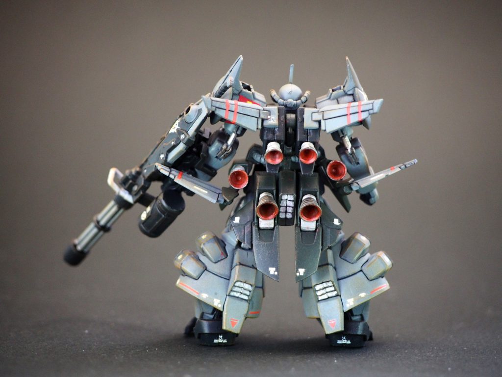 手元にあるできるだけ小さなデカールを選んで貼っています。