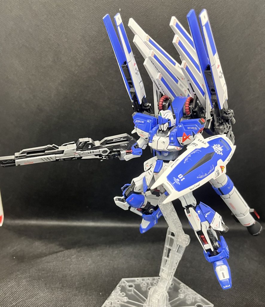 フル武装で出撃一応、νガンダムの継戦能力と最深部のシャアに辿り着く為の使い捨て武装なイメージフィンファンネルは防御用で切り離し後は再チャージ不可能、左右の大型ファンネルが攻撃用でデルタ改のプロトフィンファンネルイメージこちらは戻して再チャージ可能ライフルはフルアーマー百式改のロングメガバスターをイメージシールドは色々迷ってしっくりきたダガーL