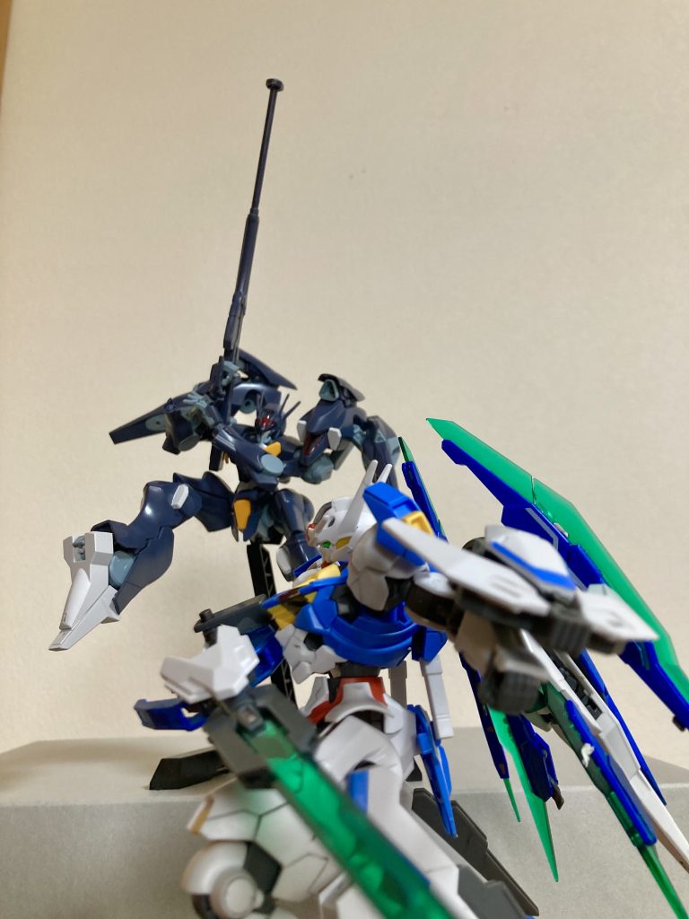 エアリアルアヴェンジと対峙するファラクト。