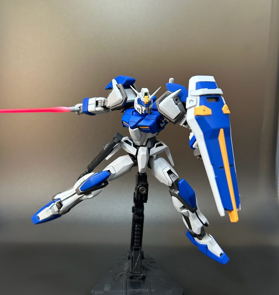 ビームライフルは劇中同様にサイドアーマーへマウント出来るようネオジム磁石を埋め込み、シールドは手持ち式にしました。