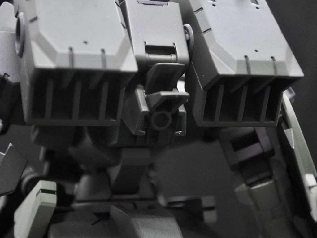 バックパック下側はジンク素のかかとパーツを加工してスラスターパーツを自作しています