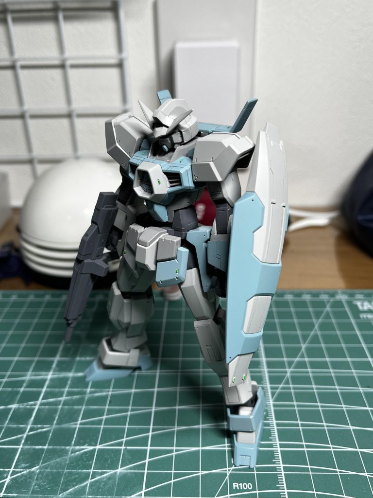 かなり飛んで基本塗装完了各所、スジボリ・丸モールド・プラ板にてディティールアップ後、サーフェイサーしております。各所センサーカラーは赤にするか悩みましたが、今回蛍光グリーンにて仕上げました。