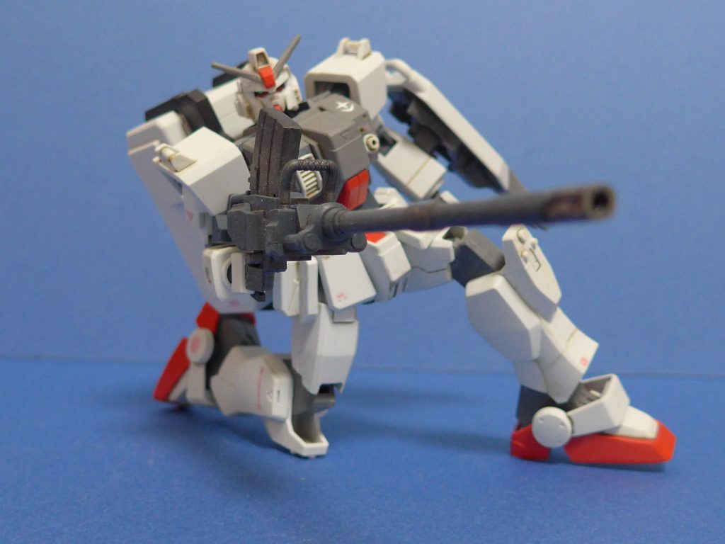 素組で白以外の部分を塗装、少しトーンを抑え気味です。この武器かっこいいですね。