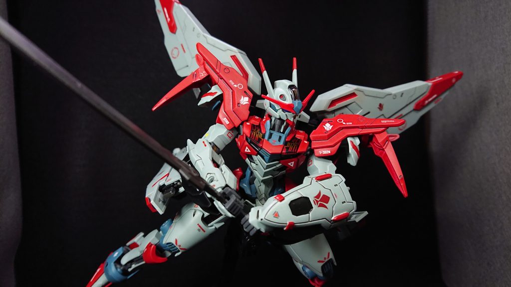 今回のお気に入りポイントは“差し色”と“デカール”です赤で塗装をするときは、いつも黄色やオレンジ系の差し色を合わせていたのですが、今回は新しい試みとして青系のインターミディエイトブルーで合わせてみました普段使わないデカールを使うように心掛け、ライトブルーのところには赤いデカールを、その他の所には白いデカールを貼りましたでは、最後までご覧いただきありがとうございました