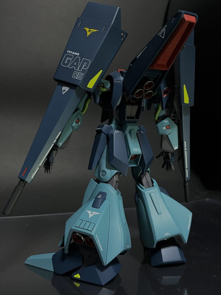 バックショット。ギャプランは後ろ姿がカッコいい。バーニアもりもりでいかにも速く飛べそう。まぁ変形するから実際速いんですけどねw