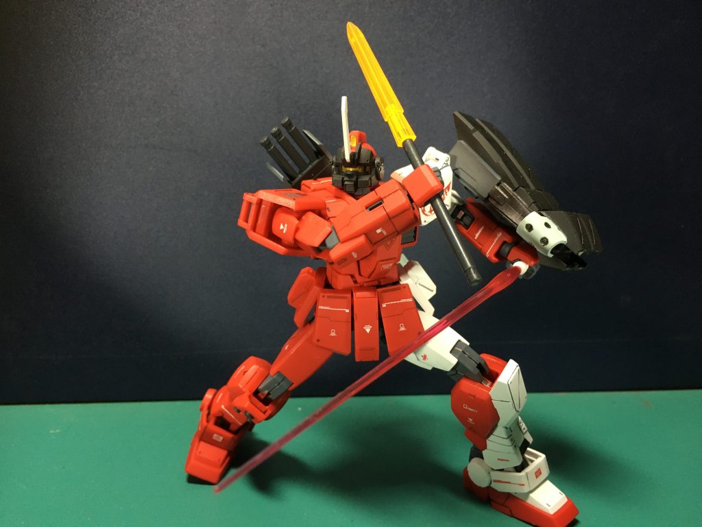 　ヒート・スパイクは赤熱か状態をイメージしたクリアオレンジのものも付属。手持ちでビーム・サーベルとの二刀流も楽しめます。