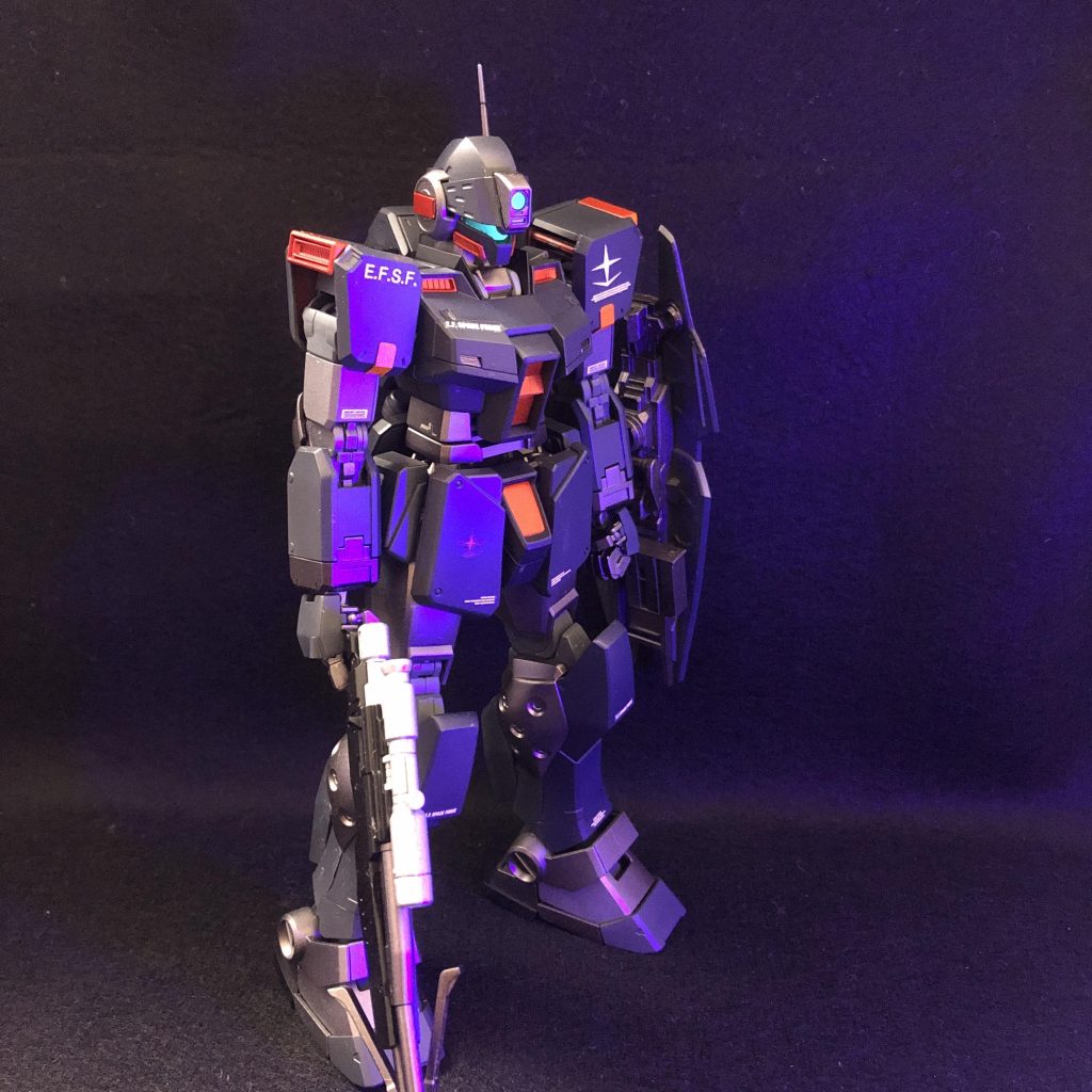 頭部バイザー、カメラアイガイヤノーツ　蛍光グリーンを使用しています。ブラックライトを当てるとグリーンに輝きます