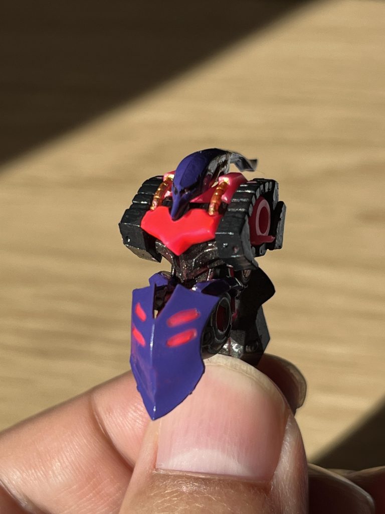 メインカメラ部分はつや消しブラックで塗装した後に0.1mmのピンバイスで軽く掘りました。下地の蛍光ピンクが気持ち見えるので、キュベレイのメインカメラっぽくなったかと。