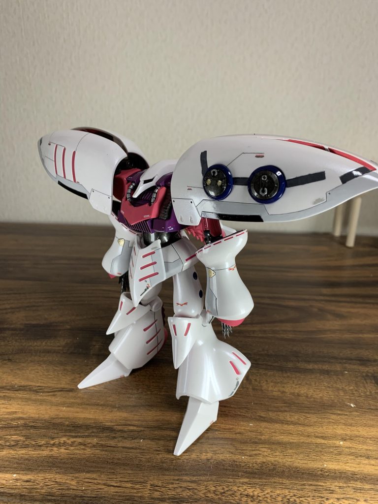 肩アーマー(バインダー?)はかなり掘り込みを行いました。また丸いパーツは素のパーツを削り落としてビルダーズパーツを貼り付けています。