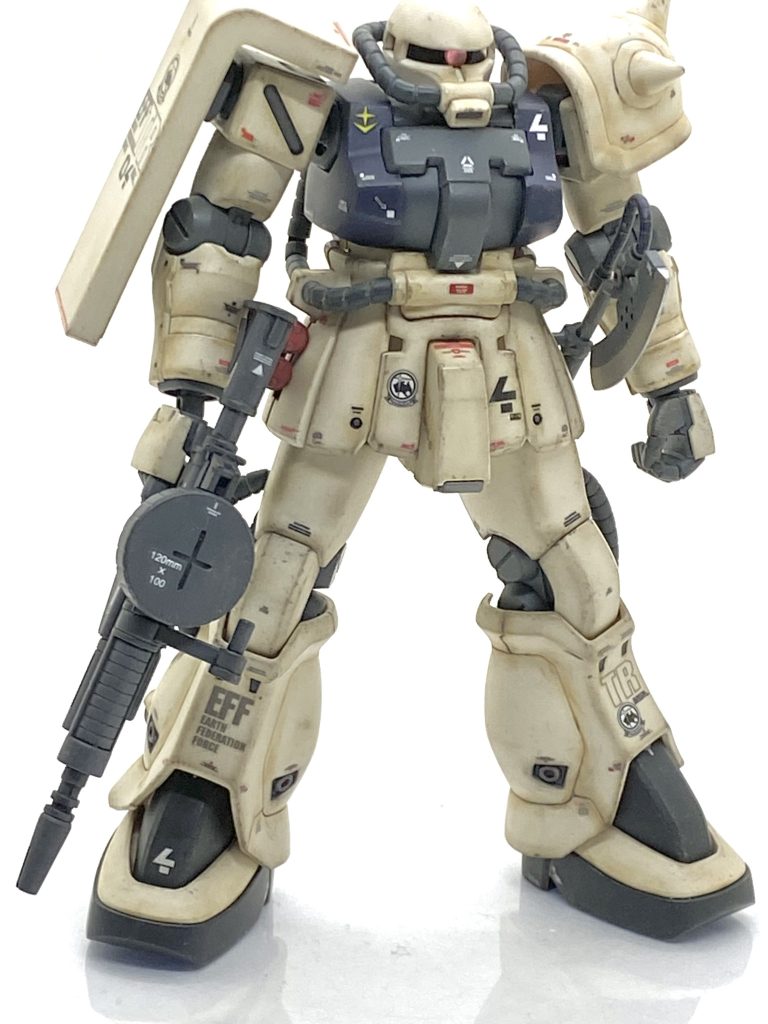 キットの合わせ目はショルダーアーマーと脛の一部、武器だけで凄く楽でしたからその分ディテールは彫り直しています。おかげで墨入れする際は非常に楽に綺麗に入りました。自分は筆塗りで凹モールドをグレーに塗り、それを黒で墨入れしてクッキリさせるのが好きなのですが(カトキハジメ氏のイラストもそうなので意識しています)、ディテールが多いとかなり良くなります。ですが・・・プロポーションが良いから普通に作ってもそんなに変わらなそうです(笑)。