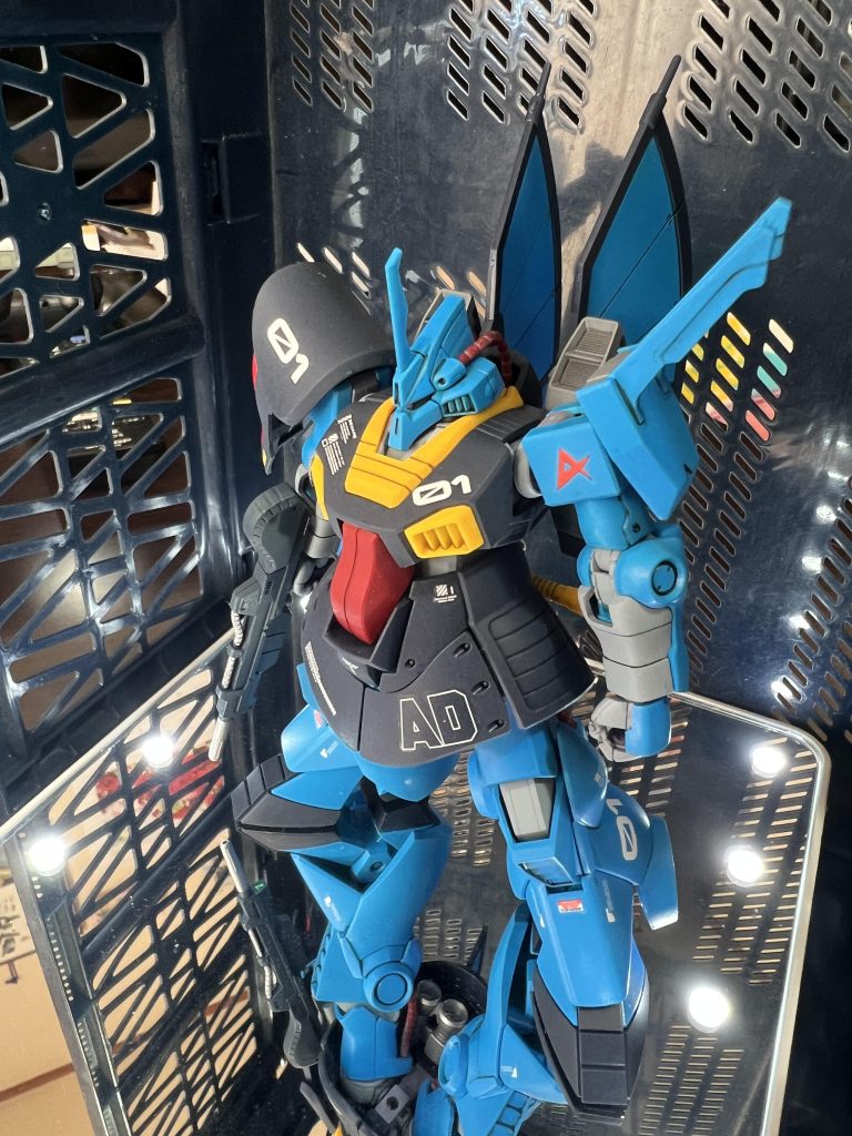 成形色の緑っぽいのに馴染めないので、タミヤさんのライトブルーで塗装。