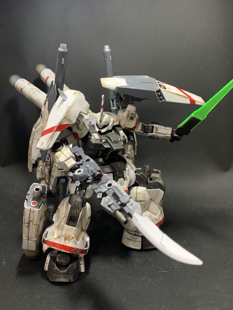 ジェターク社の新鋭機、ダリルバルデ開発の為のテストベッドとして設計された機体。その名の通り高機動下でのドローン兵器運用のデータ収集を主目的とする。また、ついでとばかりに試作型カメラアイやオプション付きシールド、試作高出力ビームライフルなど単体での試験を行うほどでもない試作装備も搭載されている。…という脳内設定😆そうですね、サイコミュ高機動試験用ザクですね！カラーリングとかモロです🤣マーキングはマステ貼って筆でちまちま塗ってます😇