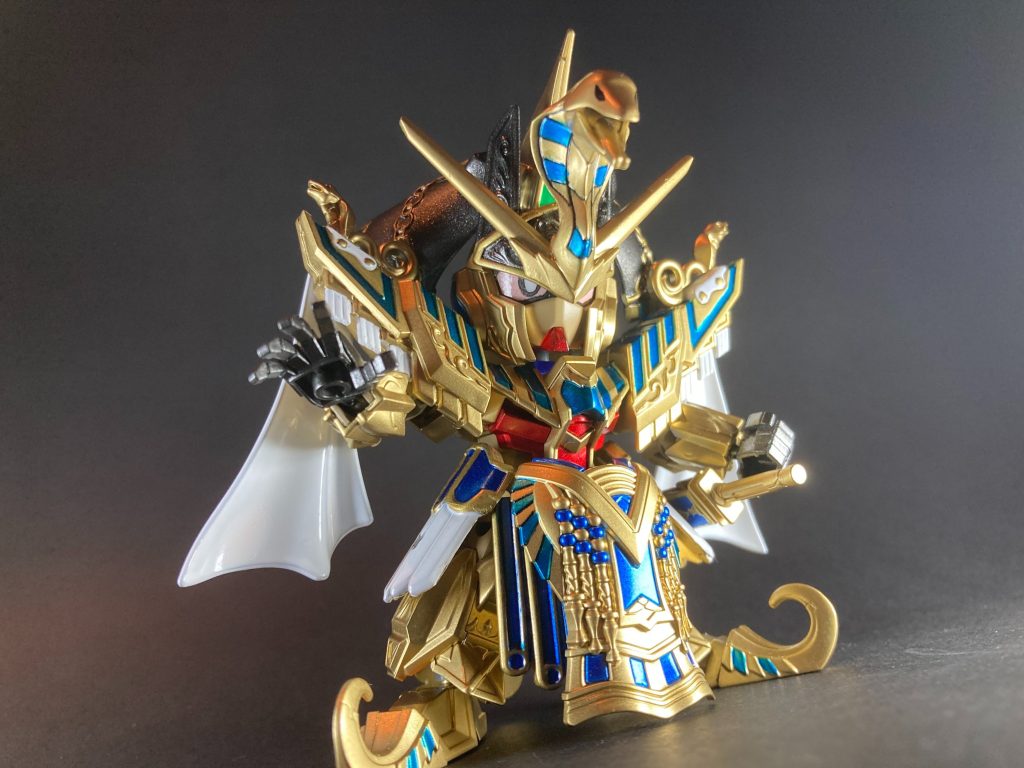 【ファラオガンダム15世シーザリオン】レジーナワールドの若きファラオ後継者。母・クレオパトラ譲りの神秘的王権と霊力を備え持ち、父・シーザーの気高き武勇と大志を受け継ぐ。長き歴史上、海を隔てて戦乱を繰り返したレジーナ・ウォーリア両ワールド、その融和と統合を象徴する新時代のファラオとなるべく、日夜文武呪術の鍛錬に励む。