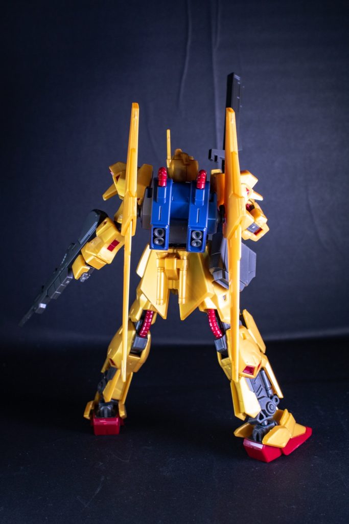 バック:サーベルは腰に2本。バックパックもしっかり色分けされている。